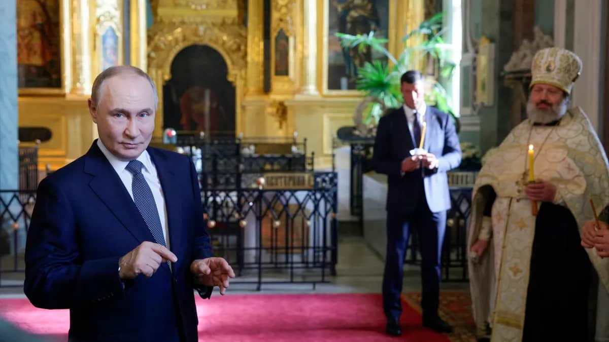 Vladimir Putin visits the St. Peter and Paul Cathedral in St. Petersburg, Russia, 7 October 2025. Photo: EPA / MIKHAIL METZEL / SPUTNIK / KREMLIN