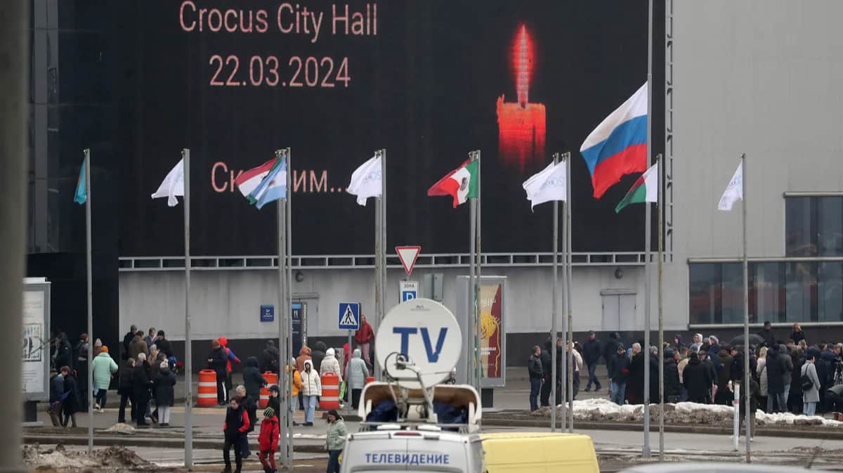 Люди у концертной площадки «Крокус Сити Холл» после теракта, 24 марта 2024 года. Фото: Максим Шипенков / EPA-EFE