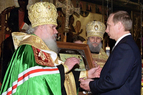 Патриарх Алексий II преподает благословение Владимиру Путину в день инаугурации 7 мая 2000 года. Фото: Wikimedia