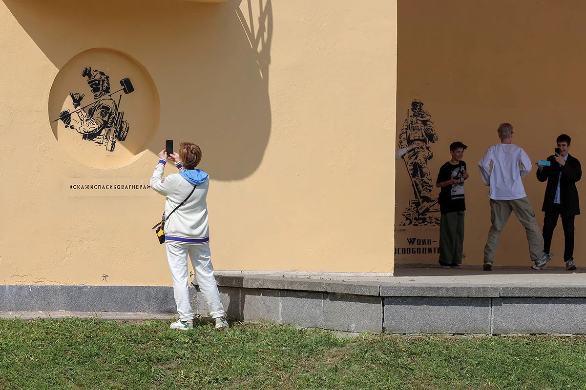 Надписи на плакатах: «Скажи спасибо вагнерам» и «Wоин-освободитель». Фото: Антон Ваганов / Reuters