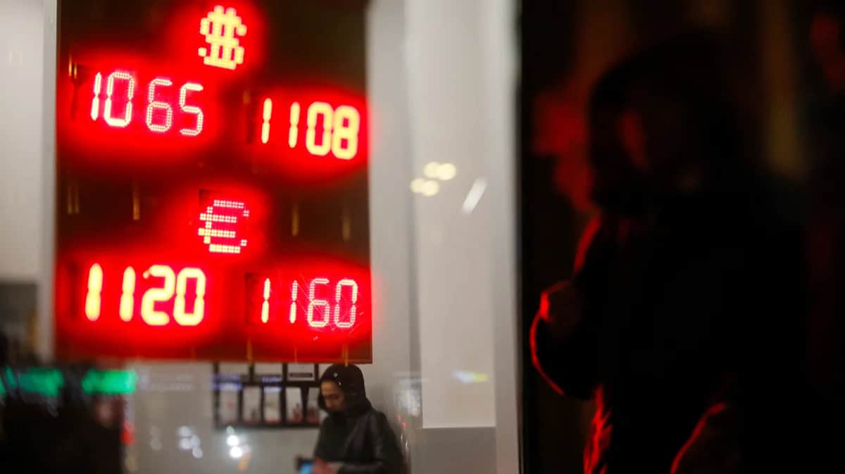 Табло с курсами обмена валют доллара США и евро на российский рубль в Москве, 27 ноября 2024 года. Фото: Максим Шеметов / Reuters / Scanpix / LETA