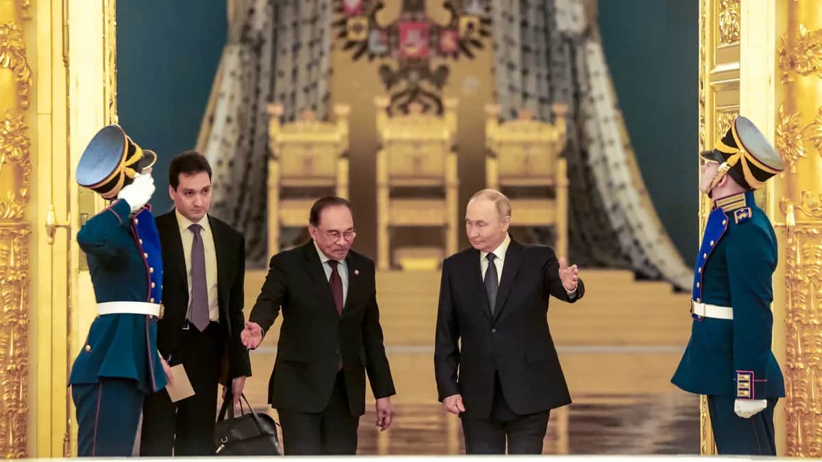 Malaysian Prime Minister Anwar Ibrahim and Vladimir Putin arrive for a meeting at the Kremlin in Moscow, Russia, 14 May 2025. Photo: EPA/MIKHAIL SINITSYN / SPUTNIK / KREMLIN POOL