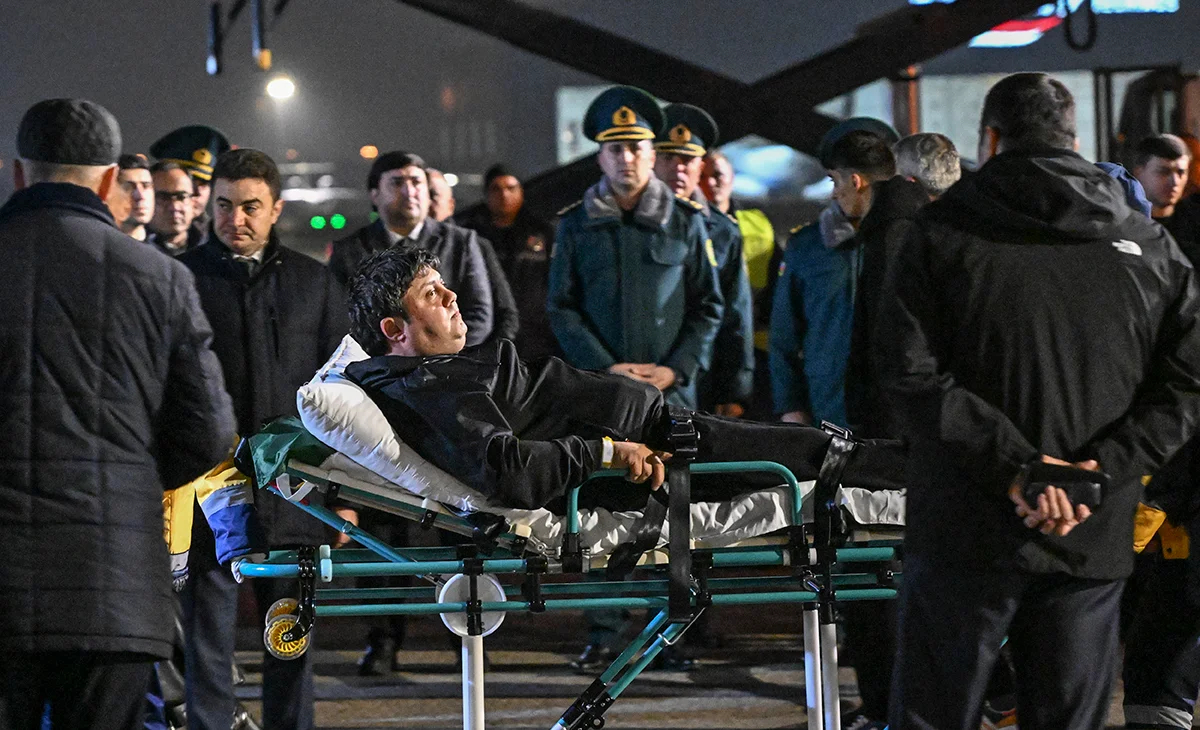 Спасатели, перевозящие пассажира, пострадавшего в авиакатастрофе «Азербайджанских авиалиний» в Казахстане, Баку, Азербайджан, 26 декабря 2024 года. Фото: EPA-EFE