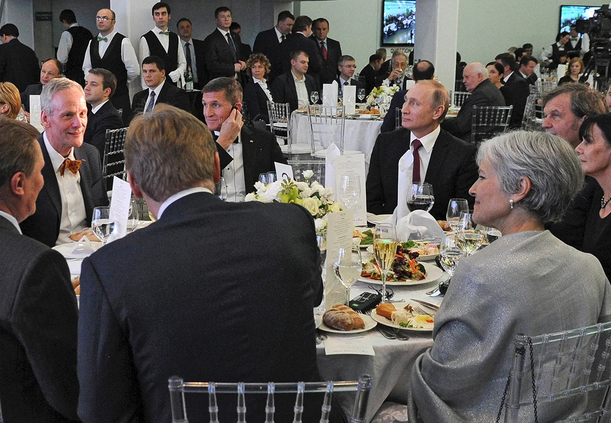 Владимир Путин и генерал-лейтенант армии США в отставке Майкл Т. Флинн на банкете по случаю 10-летия телеканала RT, Москва, Россия, 10 декабря 2015 года. Фото: Михаил Клеменьтев / EPA