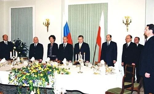 Polish President Aleksander Kwaśniewski hosts an official dinner during Putin’s visit to Poland. Photo: <a href="http://www.kremlin.ru/events/president/news/42509" rel="noopener noreferrer" title="http://www.kremlin.ru/events/president/news/42509">Kremlin</a>