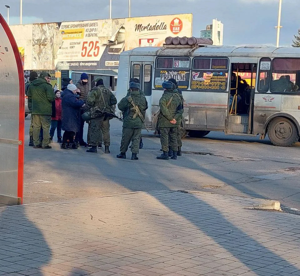 Донецк, 21 февраля, мужчин на улице забирают в военкомат. Фото: <a href="https://t.me/itsdonetsk/9172">Telegram</a> 