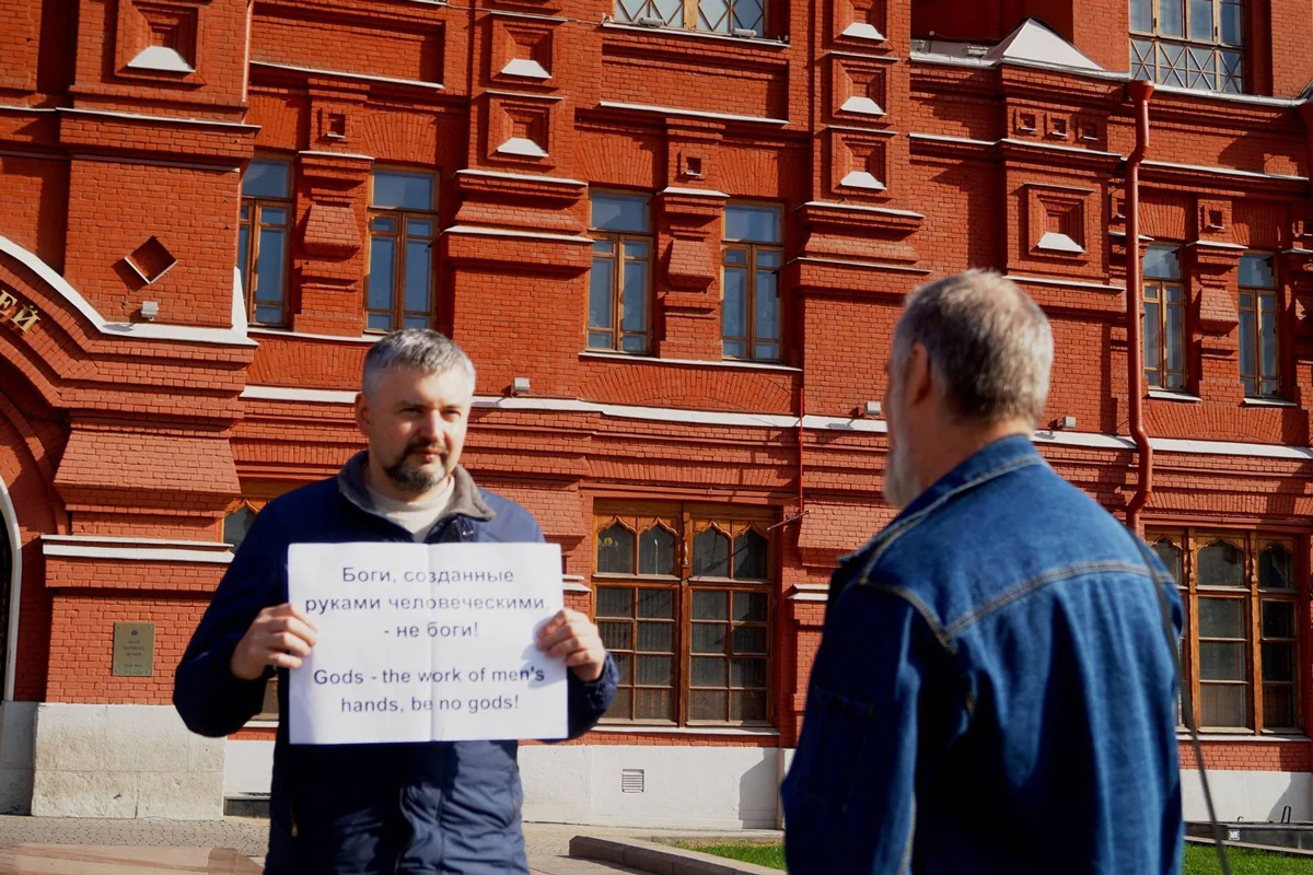 Евгений Мищенко на одном из пикетов, Москва, 2016 год. Фото с личной страницы в <a data-sk="tooltip_parent" data-stringify-link="https://www.facebook.com/yevgeniy.mishchenko.7" href="https://www.facebook.com/yevgeniy.mishchenko.7" rel="noopener noreferrer" target="_blank">Facebook</a>