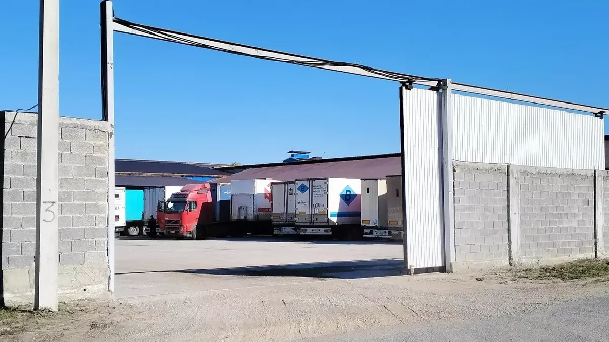 Въезд на овощной рынок в Кременкуле. Фото: <a href="https://kursdela.biz/news/2023-10-11/kak-zhivet-poselok-kremenkul-v-chelyabinskoy-oblasti-fotoreportazh-3066766">Курс дела</a>
