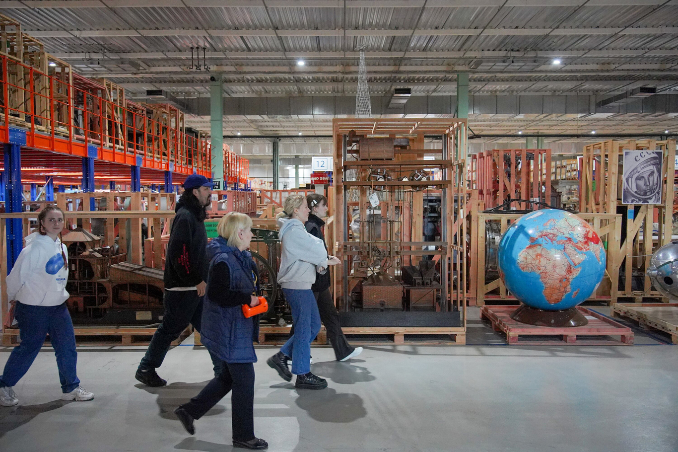 Экскурсия в фондохранилище Политехнического музея, 21 апреля 2022 года. Фото: Александр Авилов / АГН «Москва»