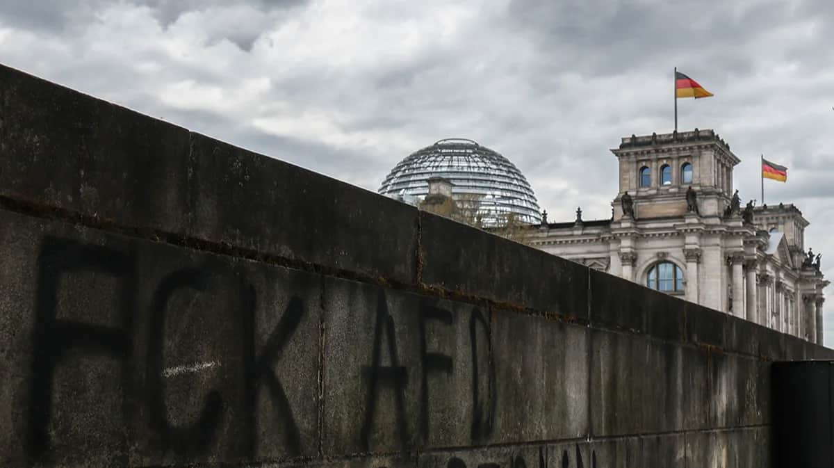 Граффити против немецкой партии «Альтернатива для Германии» (AfD), возле здания Бундестага, Берлин, Германия, 15 апреля 2025 года. Фото: Filip Singer / EPA-EFE