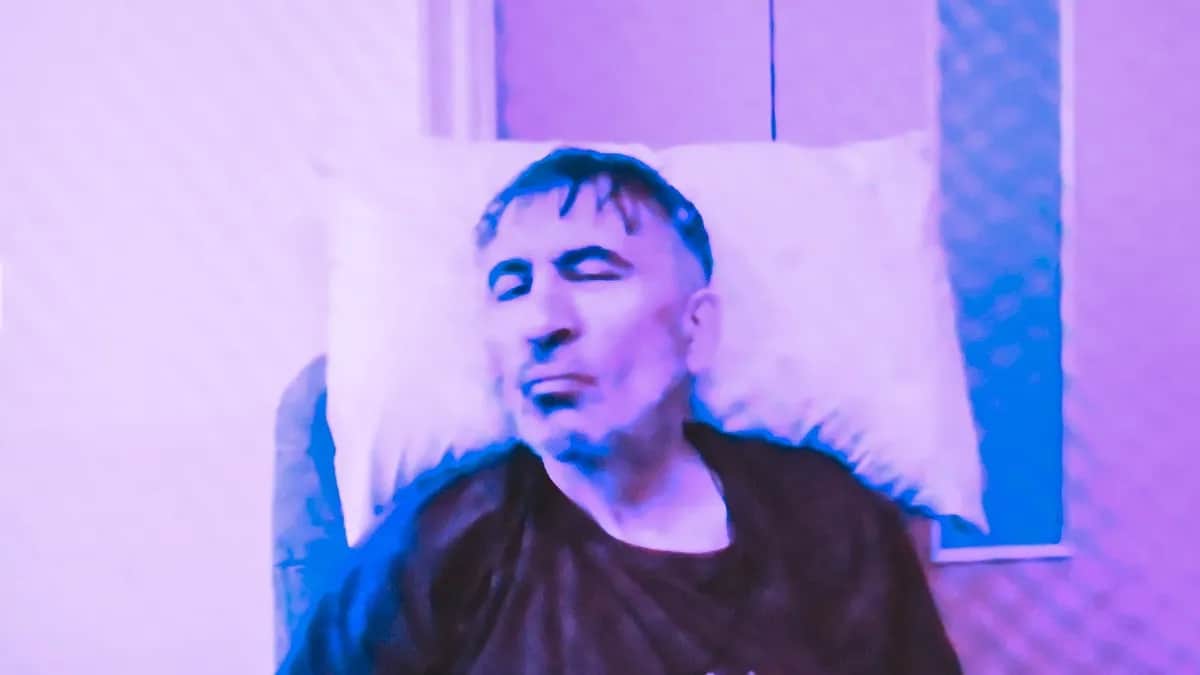 Михаил Саакашвили по видеосвязи во время слушаний по делу о его освобождении в Тбилисском городском суде, 22 декабря 2022 года. Фото: EPA-EFE / ZURAB KURTSIKIDZE
