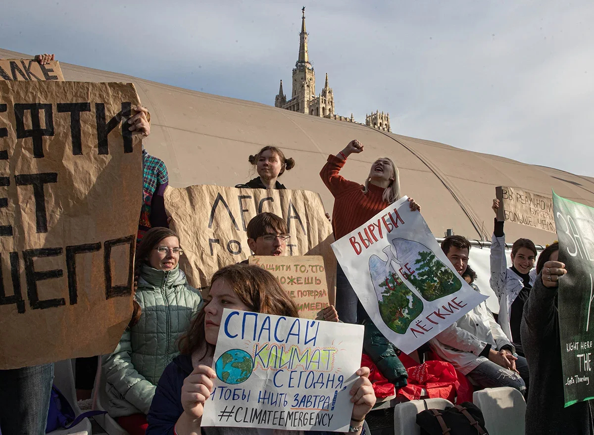 Greenpeace activists at the Global Climate Strike rally, Moscow, 27 September 2019. Photo: Sergey Ilnitsky / EPA