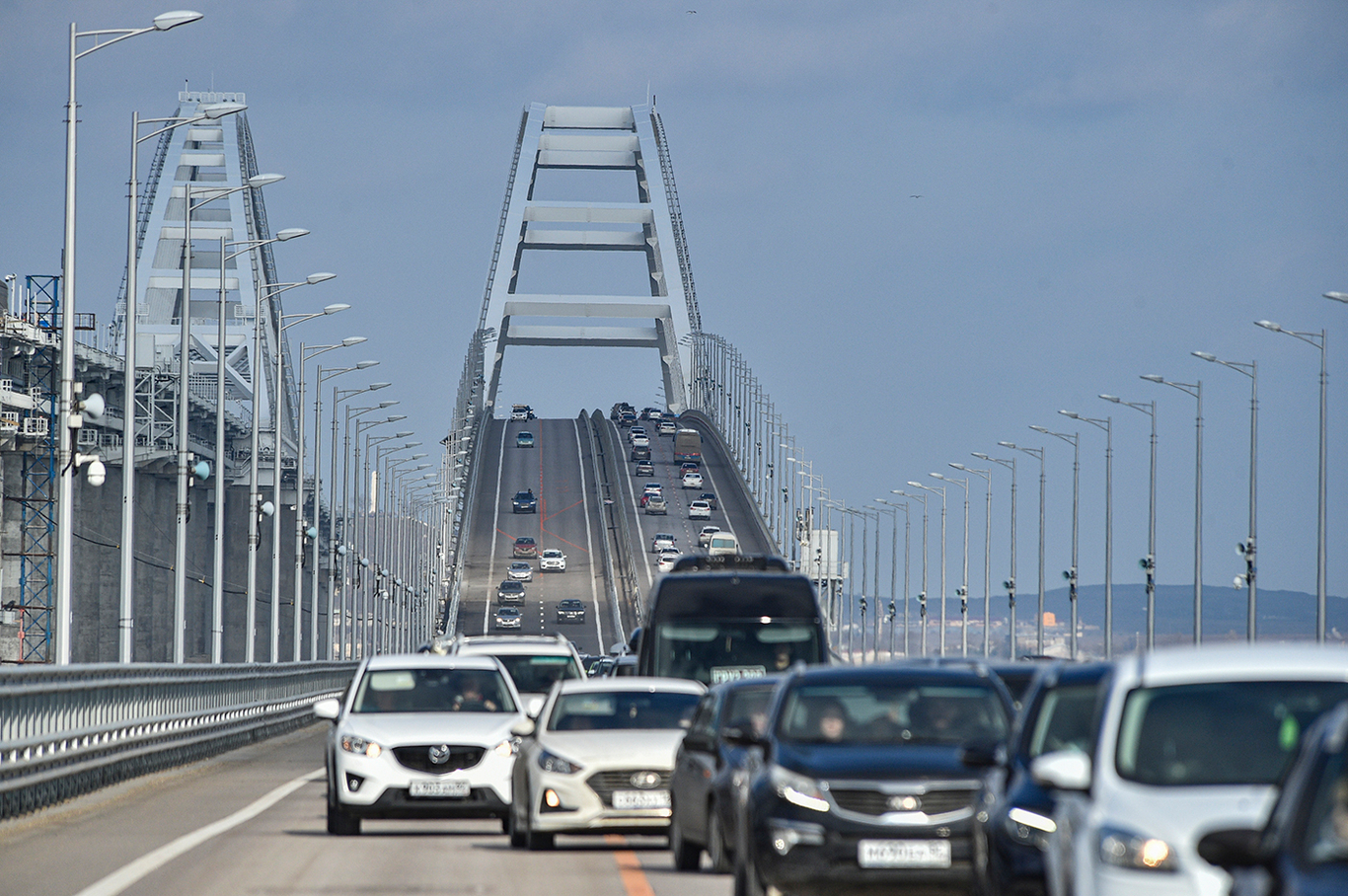 Автомобили проезжают по Крымскому мосту в Крыму, 23 февраля 2023 года. Фото: EPA