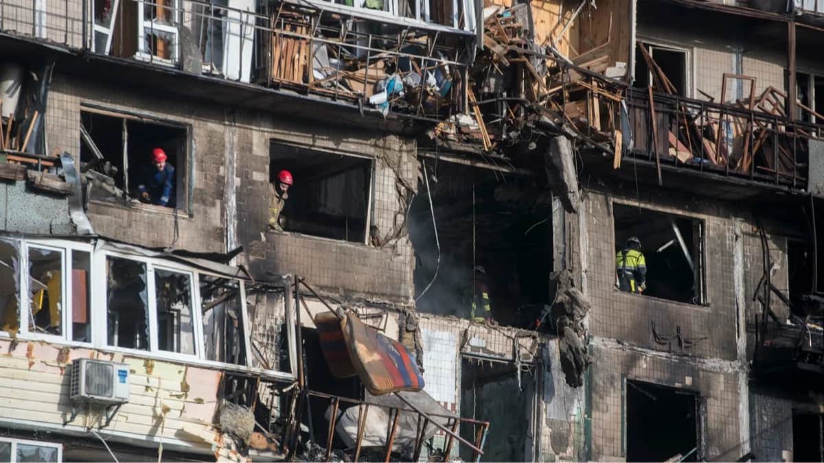 Один из жилых домов в Киеве, поврежденных российским обстрелом в ночь на 14 ноября 2025 года. Фото: Maxym Marusenko / EPA