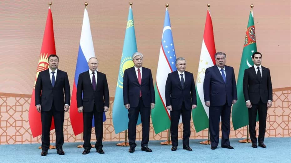 Садыр Жапаров, Владимир Путин, Касым-Жомарт Токаев, Шавкат Мирзиёев, Эмомали Рахмон и Сердар Бердымухамедов. Фото: ЕРА