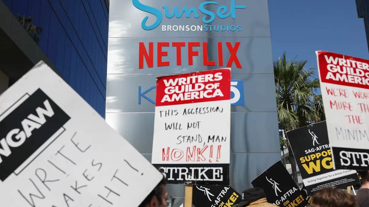 Бастующие члены SAG-AFTRA пикетируют вместе с бастующими работниками WGA возле офиса Netflix 19 июля 2023 года в Лос-Анджелесе, Калифорния. Фото: Mario Tama/Getty Images