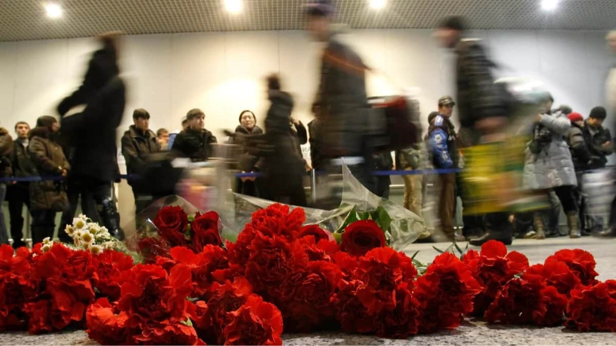 <span id="hem1dd5or">Пассажиры проходят мимо цветов, оставленных в память о погибших при взрыве в аэропорту Домодедово, 25 января 2011 года. Фото: Татьяна Макеева / Reuters / Scanpix / LETA</span><br>