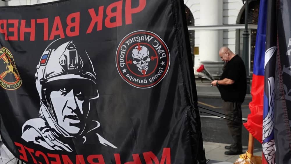 People pay tribute to late Wagner chief Prigozhin in Moscow. Photo: EPA-EFE/MAXIM SHIPENKOV