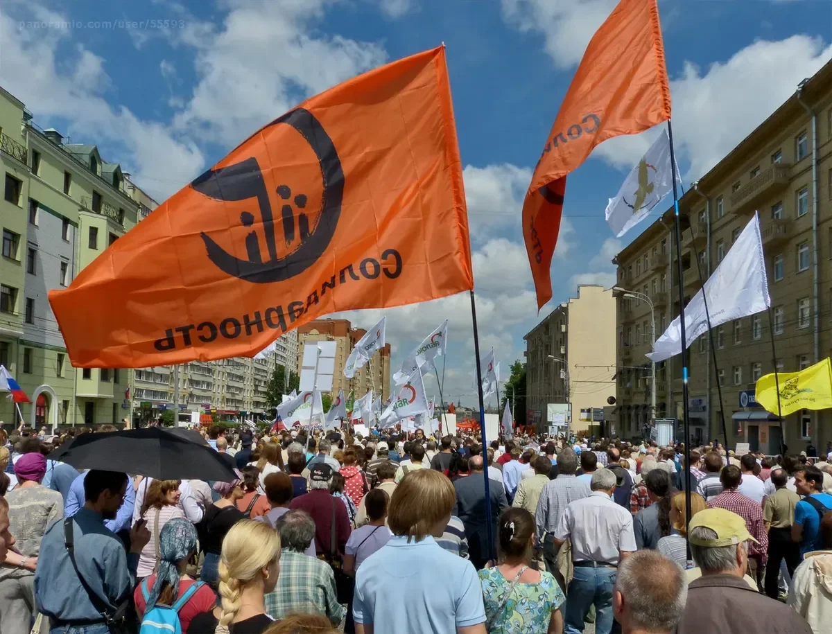 Flags of the Solidarity movement at the For Your Freedom and Ours march also called a March against Executioners. Moscow, 12 June 2013. Photo: <a href="https://commons.wikimedia.org/w/index.php?curid=26818383" rel="noopener noreferrer" title="https://commons.wikimedia.org/w/index.php?curid=26818383">Wikimedia Commons</a>, CC BY-SA 3.0