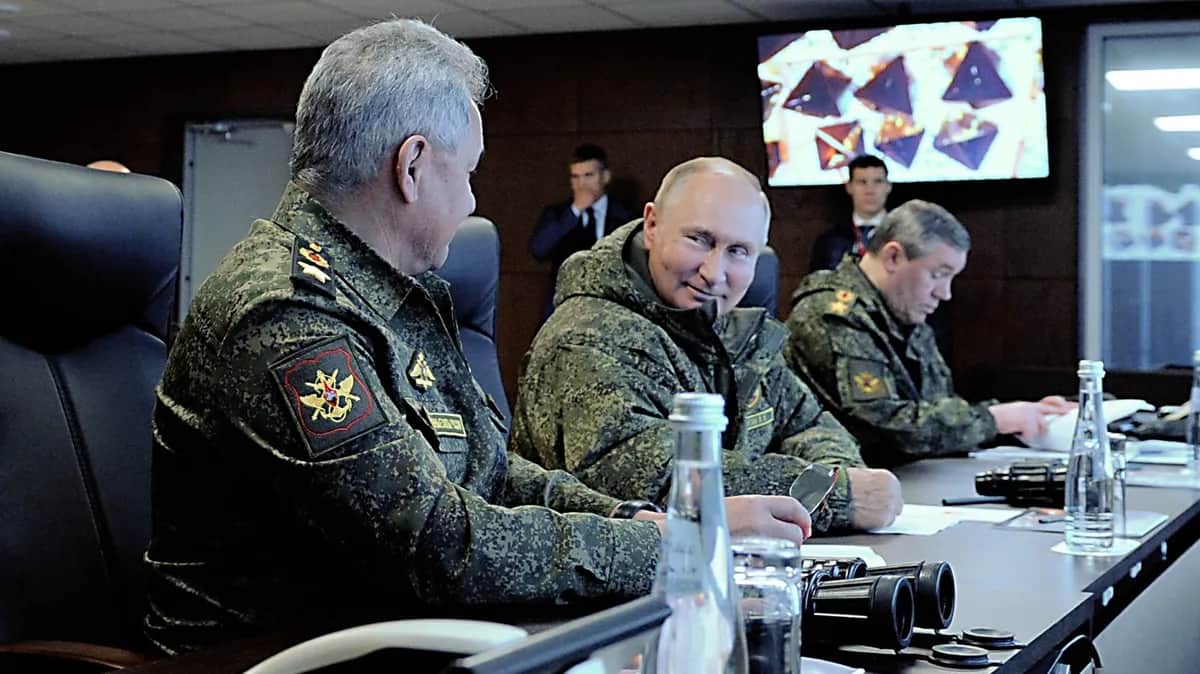 Владимир Путин, Сергей Шойгу и Валерий Герасимов наблюдают за учениями «Восток-2022» в Приморском крае, 6 сентября 2022. Фото: Михаил Клементьев / EPA-EFE / Sputnik
