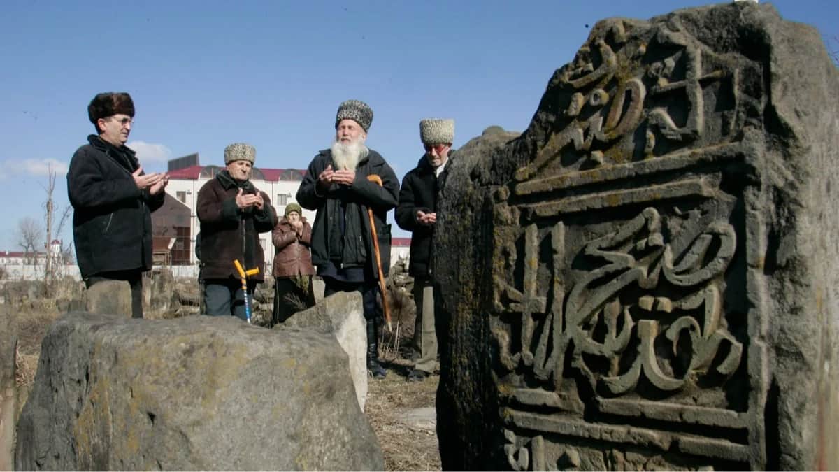 Молитва у мемориала жертвам сталинских депортаций в Грозном, 23 февраля 2010 года. Фото: Муса Садулаев / AP / Scanpix / LETA