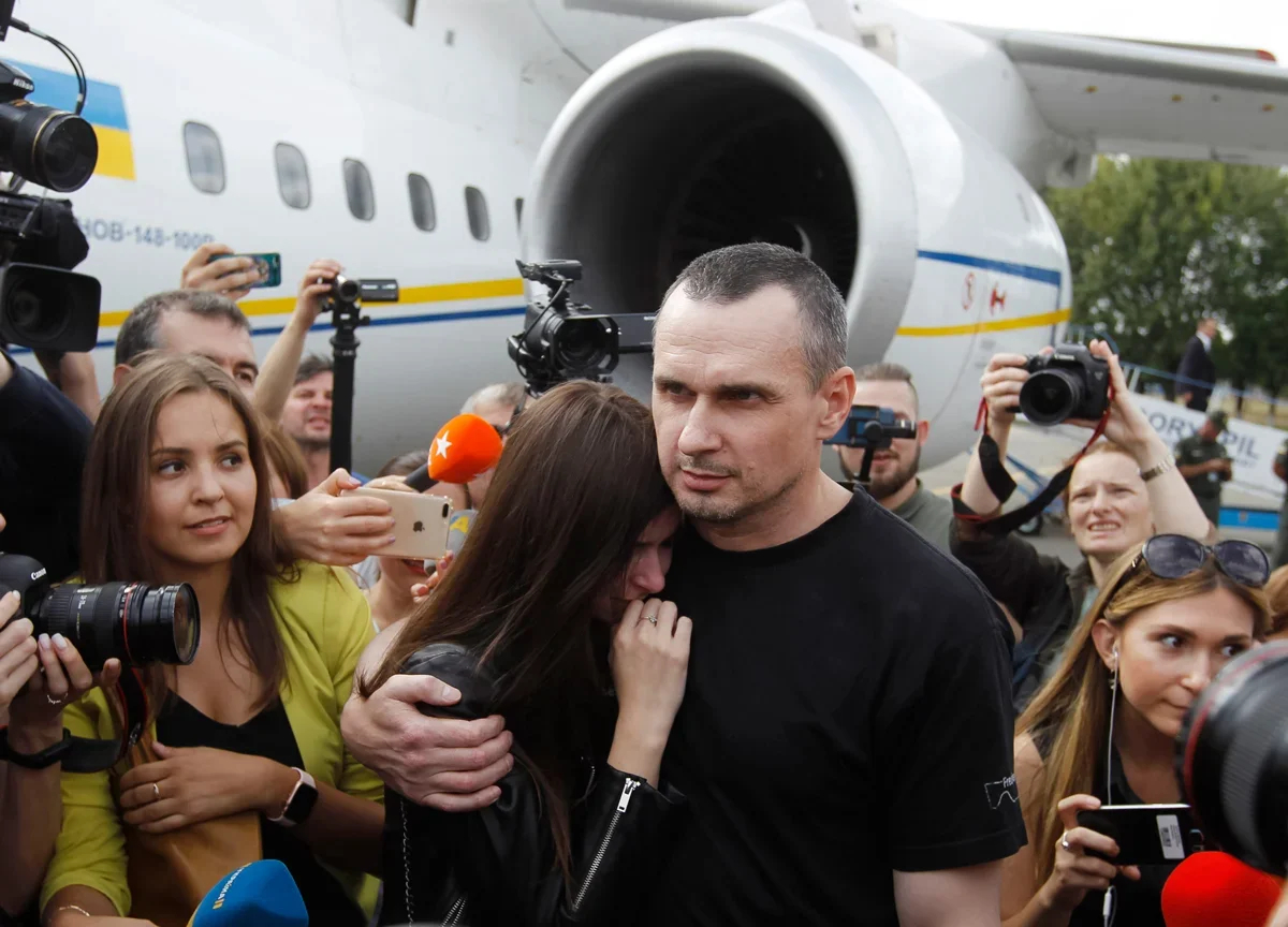 Ukrainian filmmaker Oleh Sentsov hugs his daughter Alina after a plane carrying recently released Ukrainian prisoners lands in Kyiv, 7 September 2019. Photo: Pavel Honchar / SOPA Images / Sipa USA / Vida Press