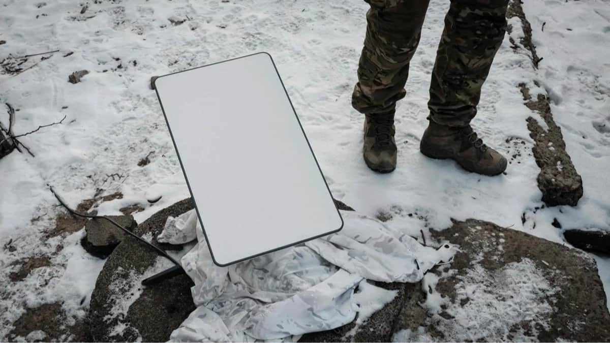 Украинский военнослужащий рядом с антенной Starlink, Бахмут, Украина, 9 февраля 2023 года Фото: Yasuyoshi Chiba / AFP / Scanpix / LETA<br>
