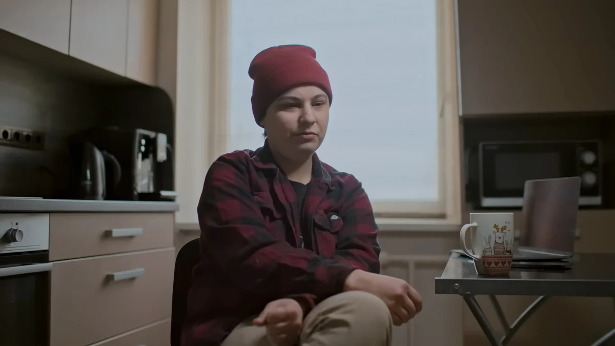 Виолетта Грудина в своей квартире в Вильнюсе. Кадр: <a href="https://www.youtube.com/watch?v=2yeJq2dAGsc" rel="noopener noreferrer" title="https://www.youtube.com/watch?v=2yeJq2dAGsc">Андрей Лошак</a> / Настоящее Время. Док / YouTube