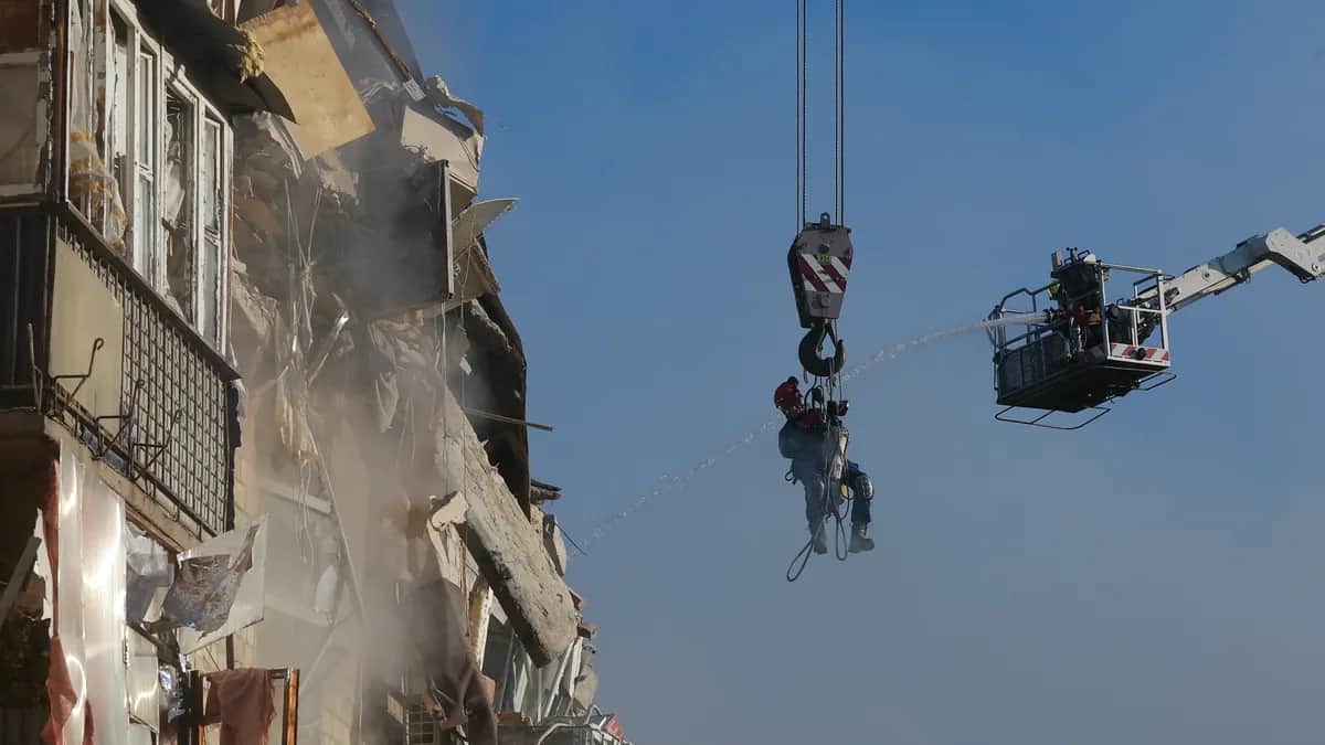 A Ukrainian rescue worker is lowered to the site of a Russian airstrike on a residential building in Kyiv, Ukraine, 28 August 2025. Photo: EPA/SERGEY DOLZHENKO