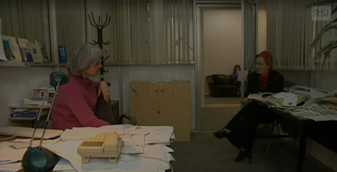 Зайнап Гашаева и Анна Политковская в редакции «Новой газеты» в Москве. Фото: Скриншот из фильма «Письмо Анне» (режиссер Эрик Бергкраут)