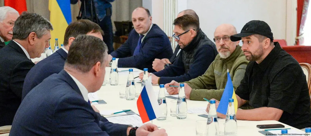 Украинская делегация на российско-украинских переговорах в Беларуси. Денис Киреев первый слева. Фото: Twitter