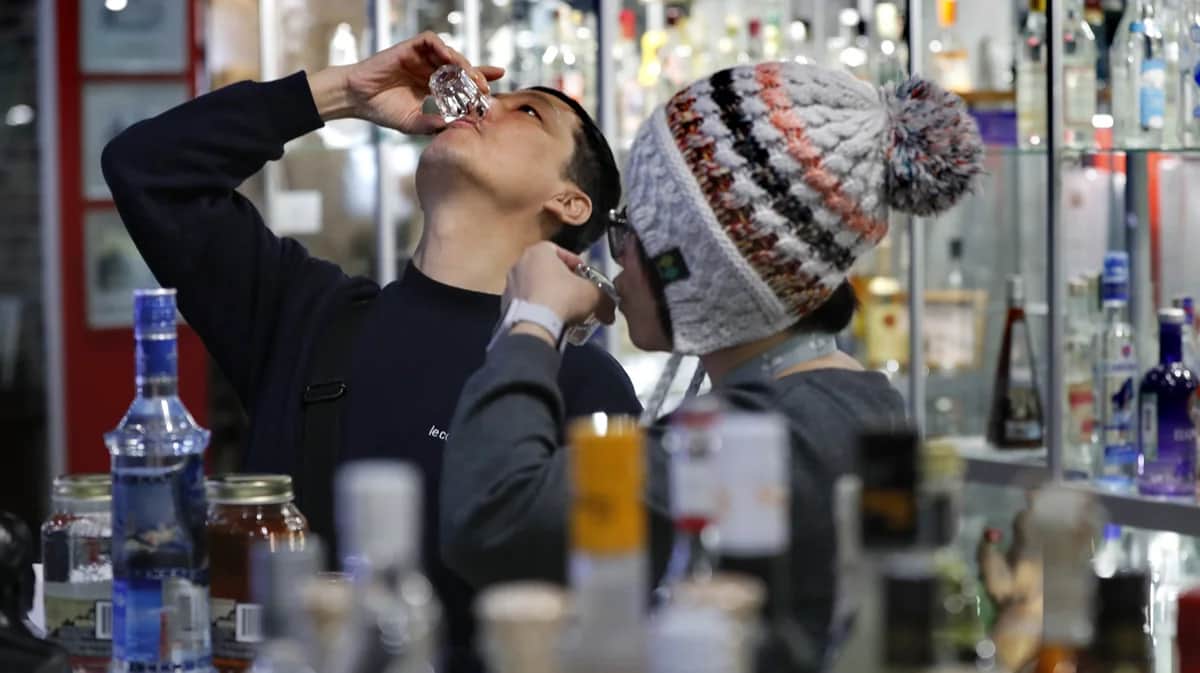Посетители Музея водки в Москве, 11 февраля 2019 года. Фото: Юрий Кочетков / EPA-EFE