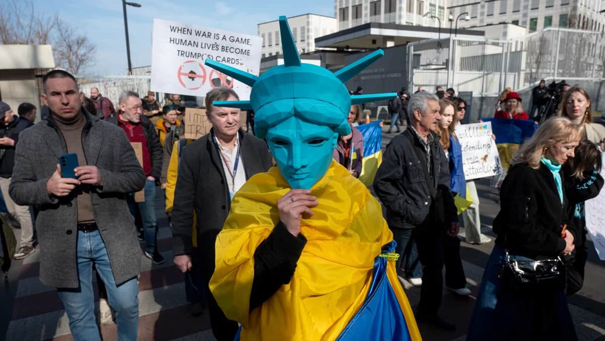 Участники акции «Америка, проснись!» у посольства США в Киеве, Украина, 8 марта 2025 года. Фото: Danylo Antoniuk / Ukrinform / Shutterstock / Rex Features / Vida Press