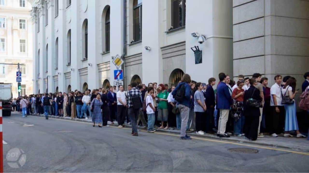 People gather outside the Supreme Court building ahead of the hearing on the lawsuit to remove Yabloko from the 2026 State Duma elections. Photo: SOTAvision