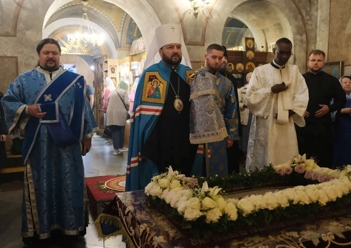 Фото: <a href="https://exarchate-africa.ru/novosti/v-prazdnik-uspeniya-presvyatoj-bogorodiczy-mitropolit-klinskij-leonid-sovershil-bozhestvennuyu-liturgiyu-v-hrame-vseh-svyatyh-na-kulishkah/" rel="noopener noreferrer" title="https://exarchate-africa.ru/novosti/v-prazdnik-uspeniya-presvyatoj-bogorodiczy-mitropolit-klinskij-leonid-sovershil-bozhestvennuyu-liturgiyu-v-hrame-vseh-svyatyh-na-kulishkah/">Патриарший Экзархат Африки</a>