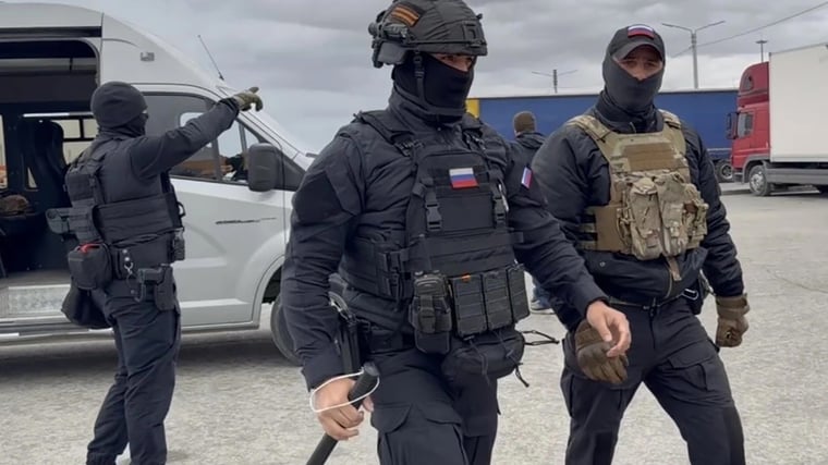 Лицом в пол под дулом автомата