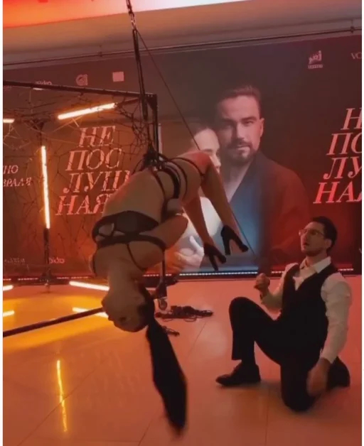 Перфоманс на Премьере фильма «Непослушная» в кинотеатре Октябрь. Фото: <a href="https://www.instagram.com/reel/CofcncPvD3U/?utm_source=ig_web_copy_link" rel="noopener noreferrer" title="https://www.instagram.com/reel/CofcncPvD3U/?utm_source=ig_web_copy_link">Instagram</a>