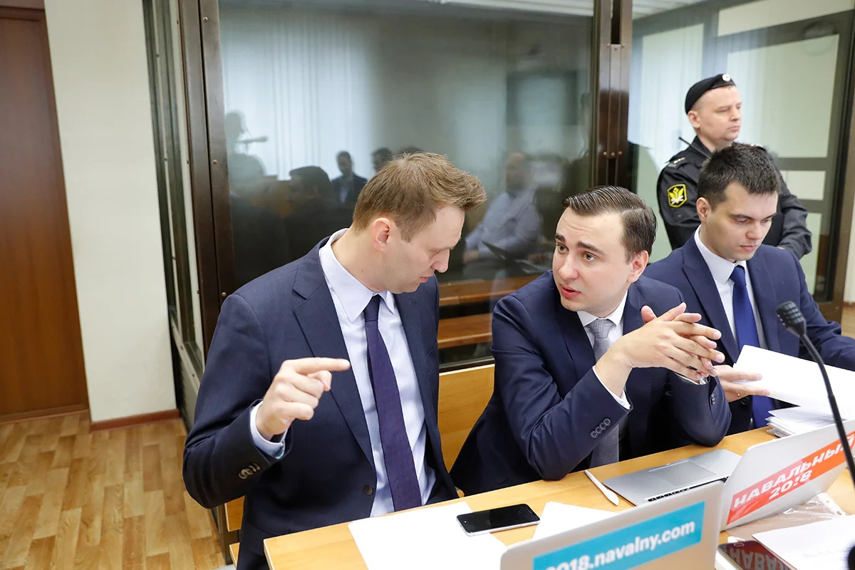 Алексей Навальный и Иван Жданов на суде по иску о защите чести и достоинства Алишера Усманова, 30 мая 2017 года. Фото: Алексей Ильницкий / EPA