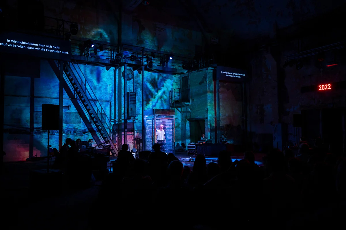 Фото: Thomas Mueller / <a data-sk="tooltip_parent" data-stringify-link="https://www.kunstfest-weimar.de/festival/programm/details/das-land-das-ich-liebe" href="https://www.kunstfest-weimar.de/festival/programm/details/das-land-das-ich-liebe" rel="noopener noreferrer" target="_blank">Kunstfest Weimar</a>