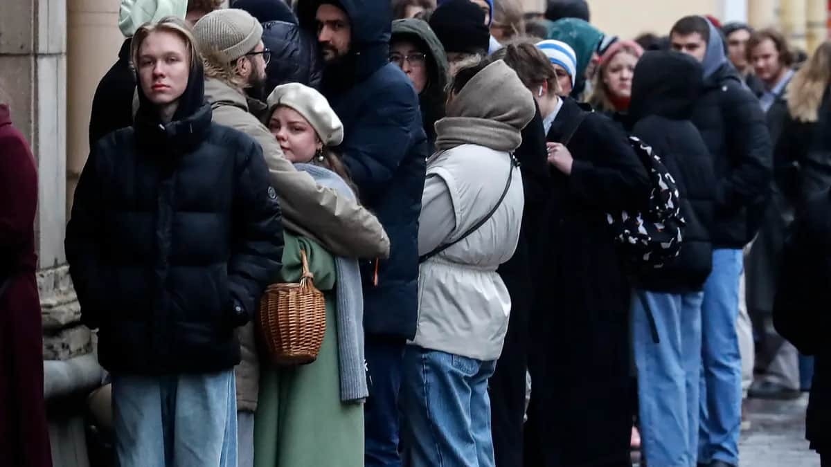 People lining up near a polling station in St. Petersburg on Sunday. Photo: EPA-EFE/ANATOLY MALTSEV