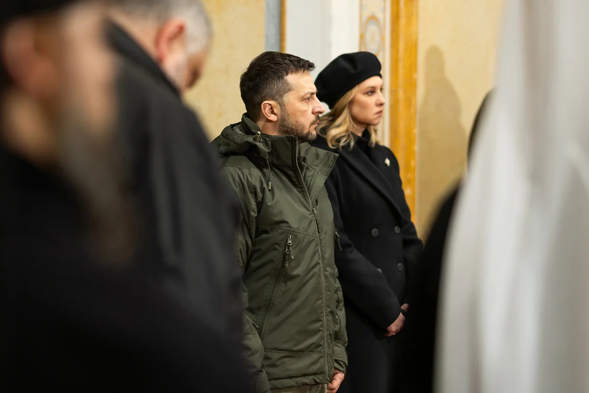 Владимир и Елена Зеленские во время службы в память о жертвах голода Голодомора в Успенском соборе Киево-Печерской Лавры, Киев, Украина, 23 ноября 2024 года. Фото: <a data-sk="tooltip_parent" data-stringify-link="https://www.president.gov.ua/news/prezident-ta-persha-ledi-vshanuvali-pamyat-zhertv-golodomori-94629" href="https://www.president.gov.ua/news/prezident-ta-persha-ledi-vshanuvali-pamyat-zhertv-golodomori-94629" rel="noopener noreferrer" target="_blank">Офис Президента Украины</a>