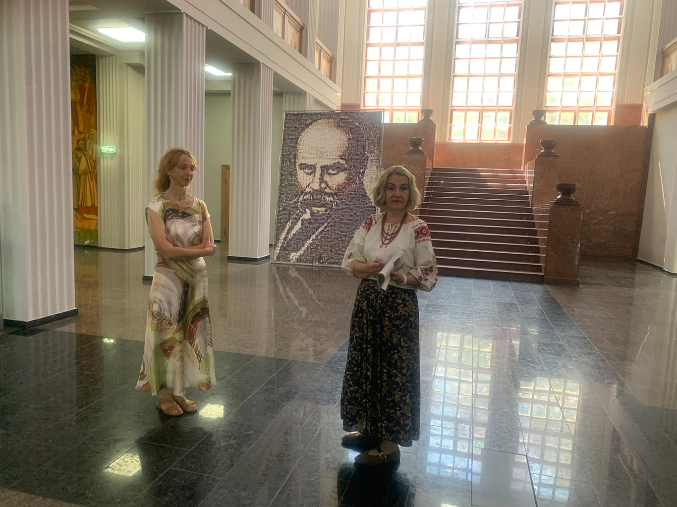 Вита Дзима и Валентина Авраменко, заведующая сектором «Тарасова світлиця», в вестибюле музея. Фото: Ольга Мусафирова