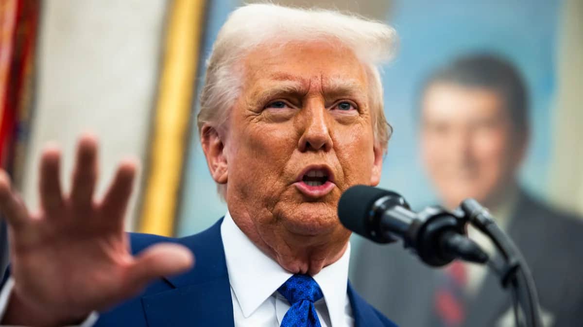 Дональд Трамп выступает перед СМИ в Овальном кабинете Белого дома, Вашингтон, США, 12 февраля 2025 года. Фото: Jim Lo Scalzo / EPA