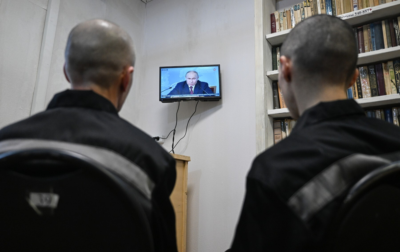 Украинские заключенные смотрят телевизор в российской тюрьме, 21 июня 2024 года. Фото: Станислав Красильников / Спутник / Profimedia