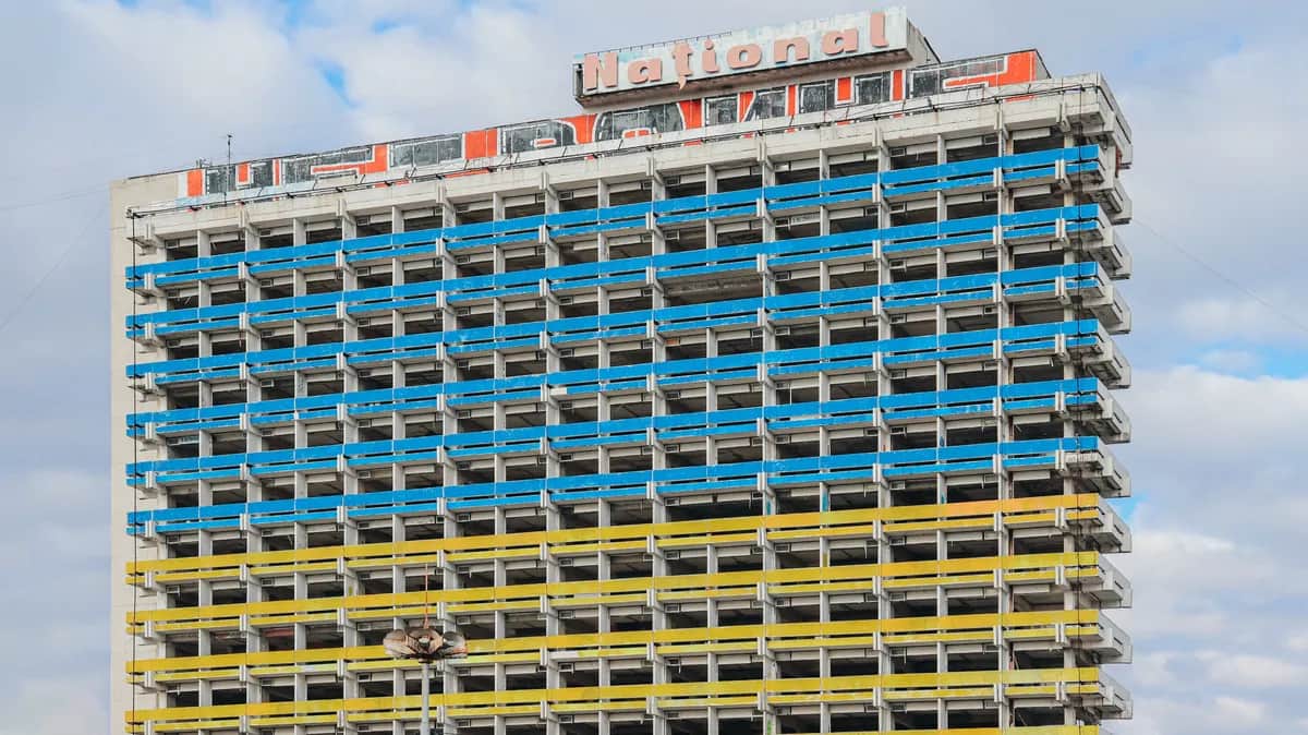 Гостиница «Националь» в Кишиневе, перекрашенная в цвета украинского флага. Фото: Sasha Pleshco / Unsplash
