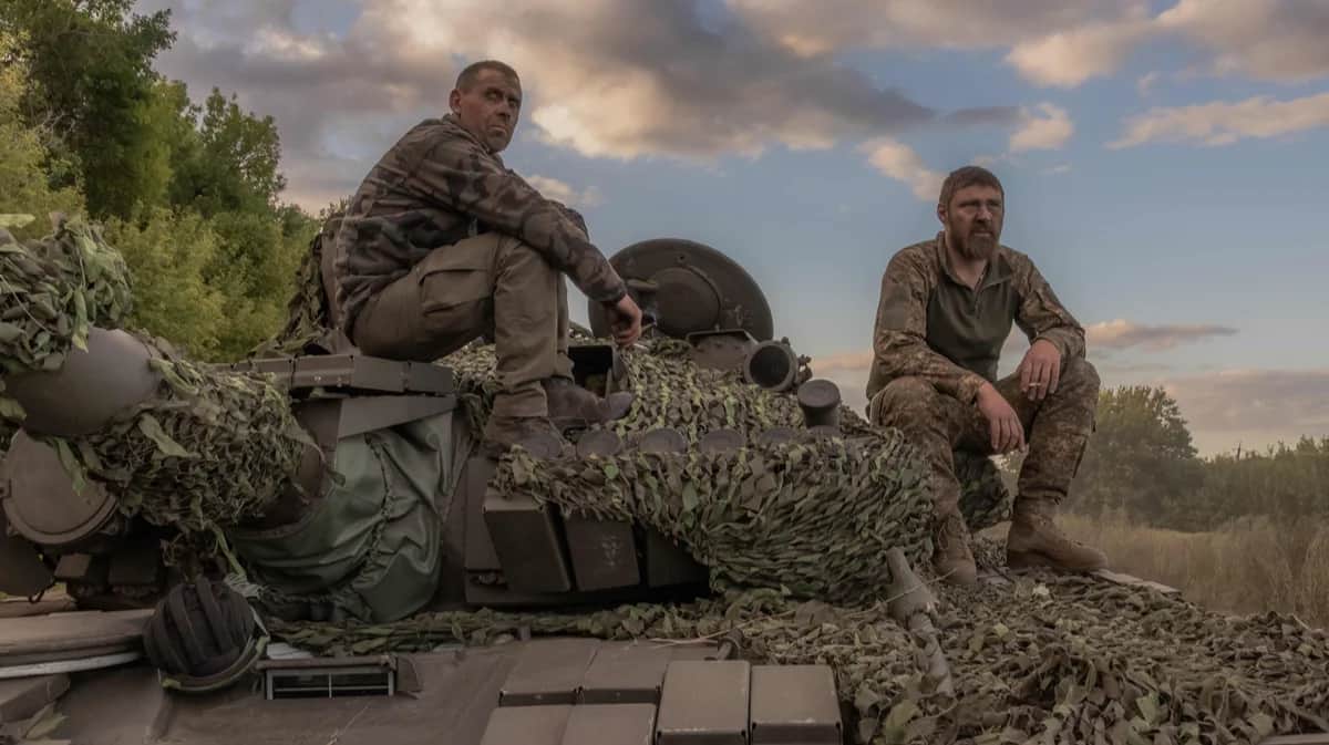 Украинские военнослужащие на танке Т-72 в Сумской области недалеко от границы с Россией, 12 августа 2024 года. Фото: Роман Пилипей / AFP / Scanpix / LETA