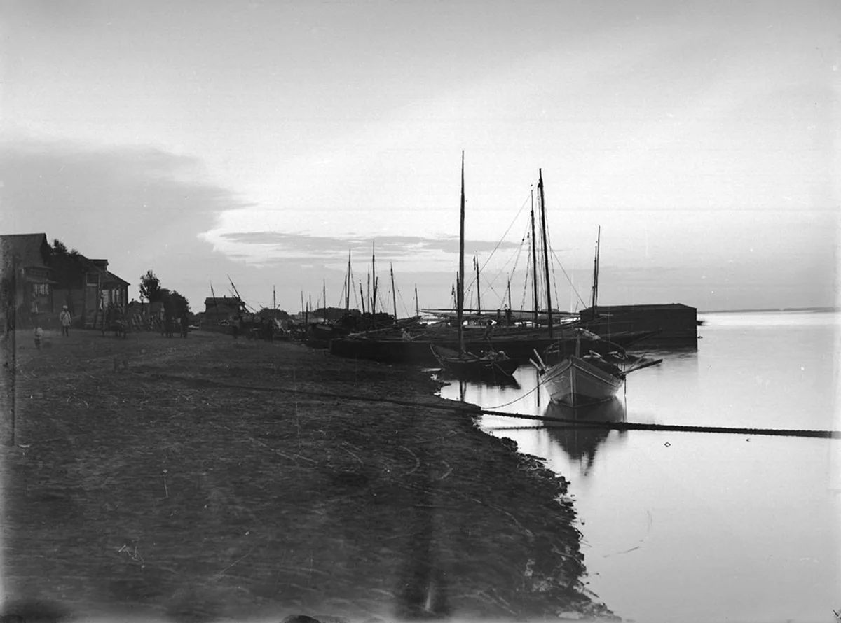 Пристань Чёрного Яра, 1894 год. Фото: <a data-sk="tooltip_parent" data-stringify-link="https://commons.wikimedia.org/wiki/File:%D0%9F%D1%80%D0%B8%D1%81%D1%82%D0%B0%D0%BD%D1%8C_%D0%A7%D1%91%D1%80%D0%BD%D0%BE%D0%B3%D0%BE_%D0%AF%D1%80%D0%B0.jpg" href="https://commons.wikimedia.org/wiki/File:%D0%9F%D1%80%D0%B8%D1%81%D1%82%D0%B0%D0%BD%D1%8C_%D0%A7%D1%91%D1%80%D0%BD%D0%BE%D0%B3%D0%BE_%D0%AF%D1%80%D0%B0.jpg" rel="noopener noreferrer" target="_blank">Wikimedia</a>