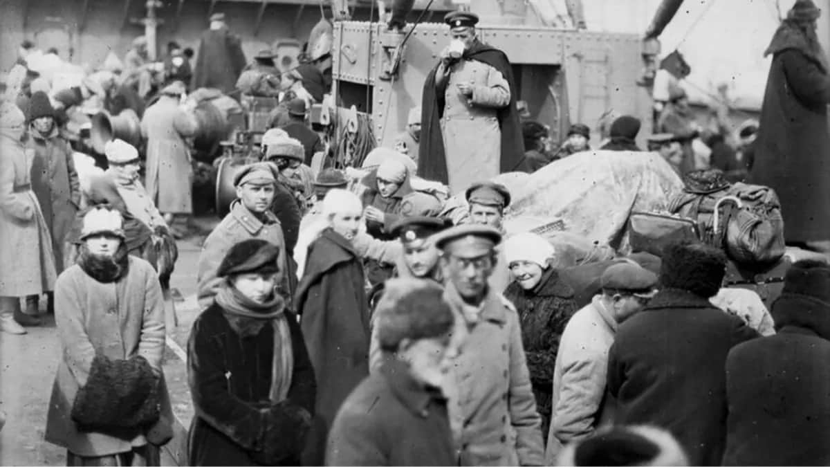 <p>Российские эмигранты после революции 1917-го года. Источник: Russia Beyond</p>