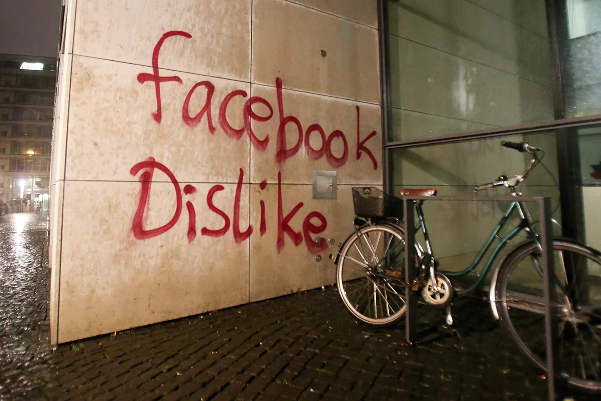 Надпись на фасаде здания, в котором расположен офис Facebook в Германии, в городе Гамбург. Фото: Bodo Mark / EPA
