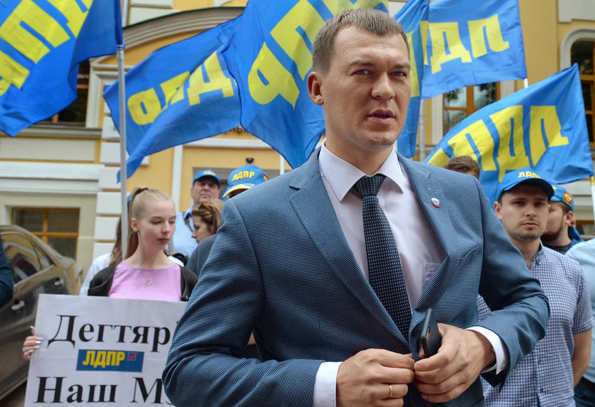 Михаил Дегтярев во время процедуры сдачи подписей в поддержку регистрации кандидата на выборах мэра Москвы, 3 июля 2018 года. Фото: Геннадий Гуляев / Коммерсантъ / Sipa USA / Vida Press